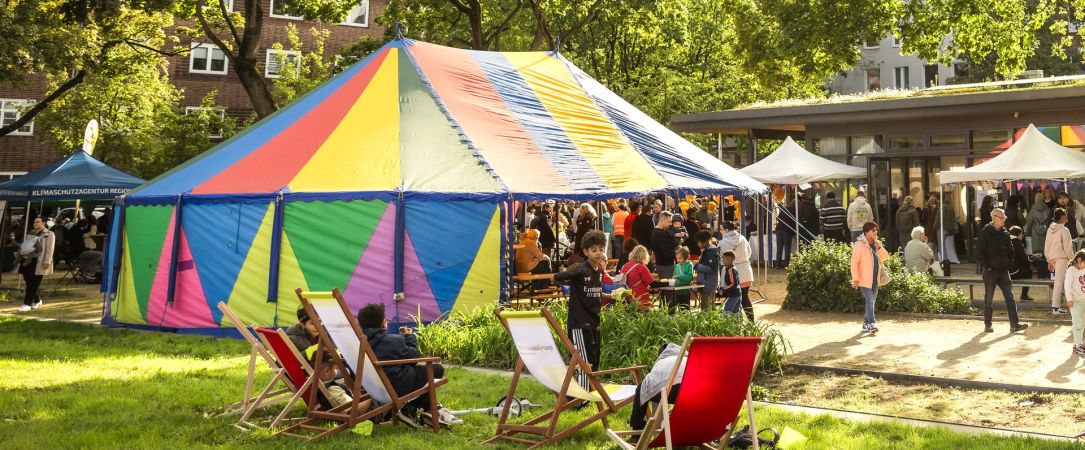 
                  Das bunte Zelt auf den Jahnplatz-Fest fällt auf